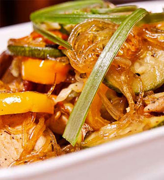 Çin usulü wok tavada erişteli tavuk yemeği